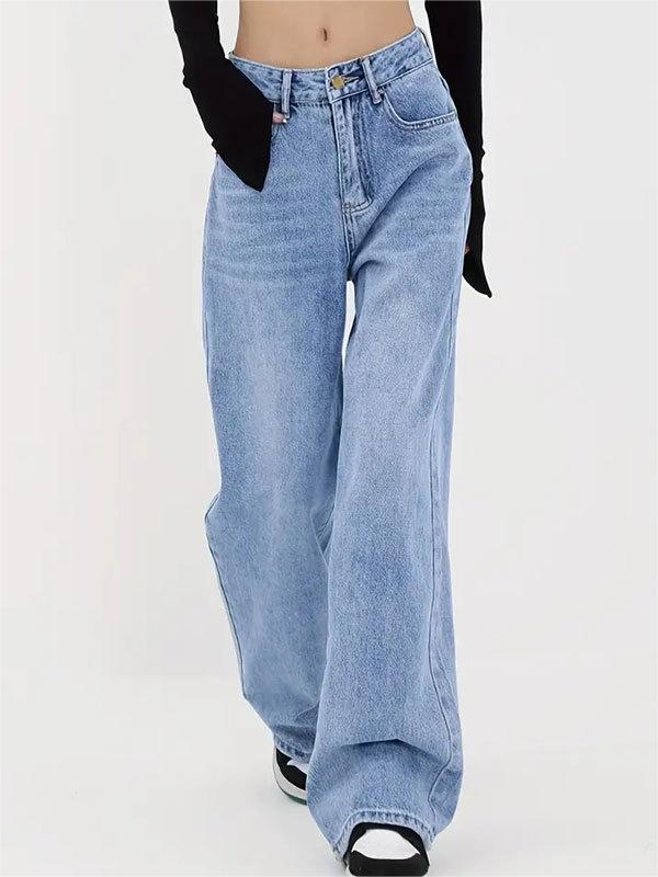 Baggy boyfriend jeans with an embroidered motif on the back