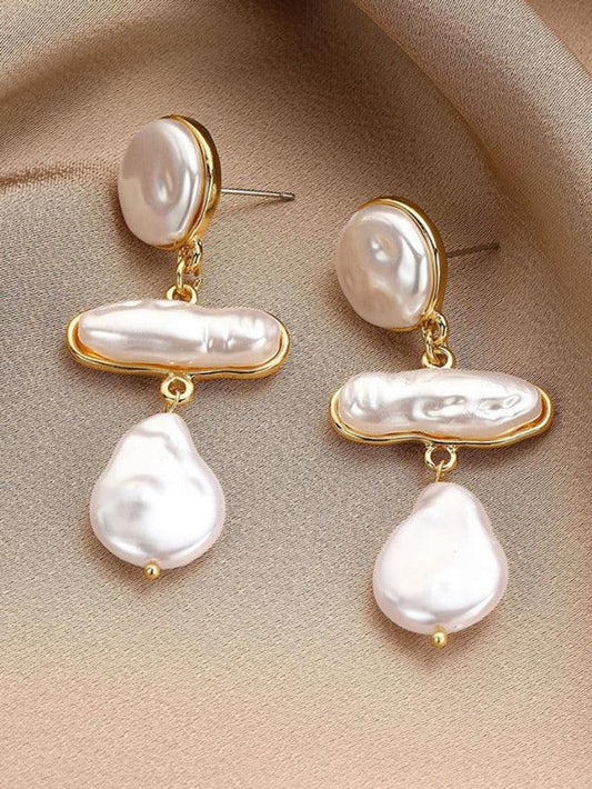Weißer Vintage Barock Unregelmäßiger Ohrhänger mit Falschen Perlenverbunden