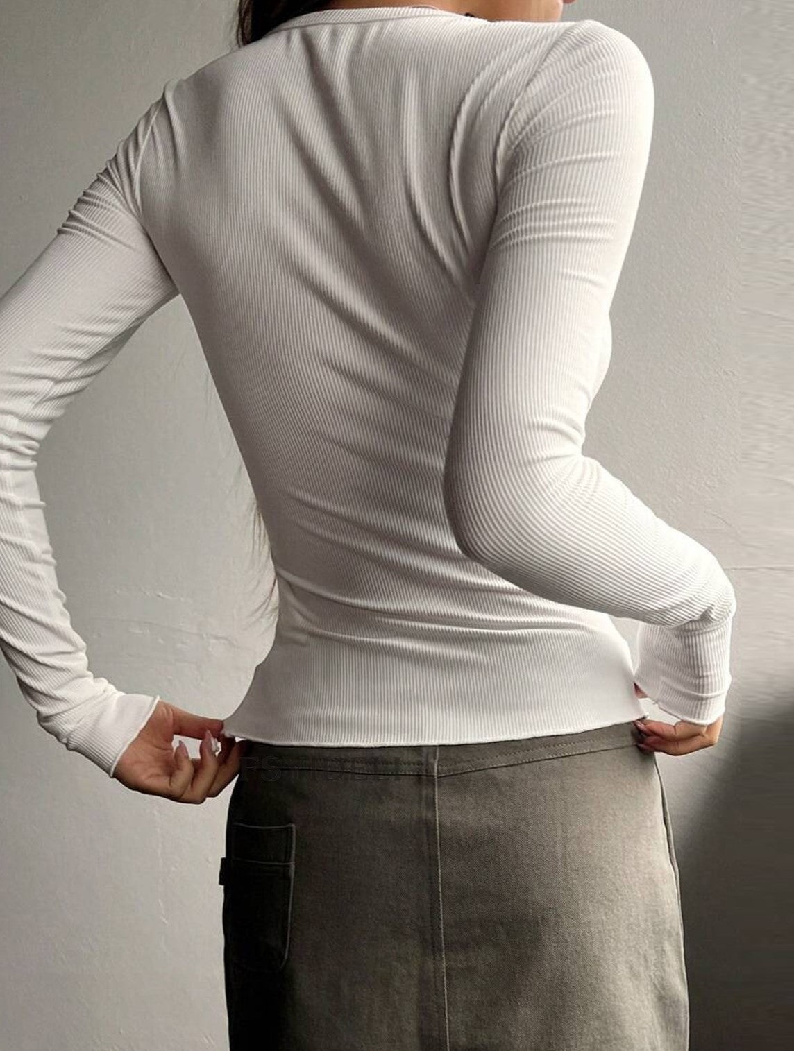 Classic plain long-sleeved ribbed shirt with V-neck